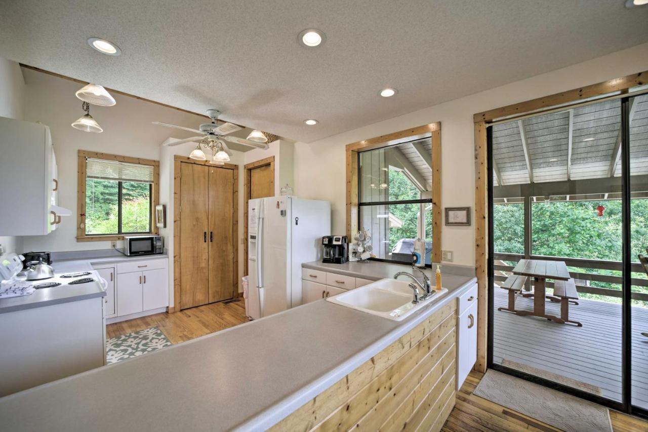 Vibrant Bryson City Home With Mtn Views And Deck! Екстер'єр фото