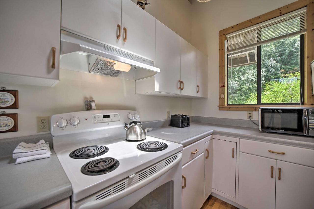 Vibrant Bryson City Home With Mtn Views And Deck! Екстер'єр фото