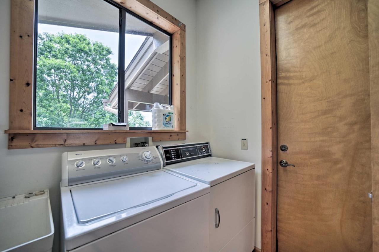 Vibrant Bryson City Home With Mtn Views And Deck! Екстер'єр фото